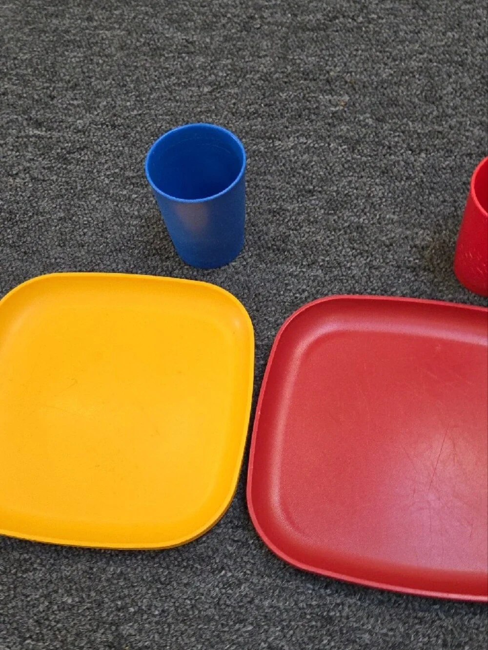 Tupperware four plates and five Cups